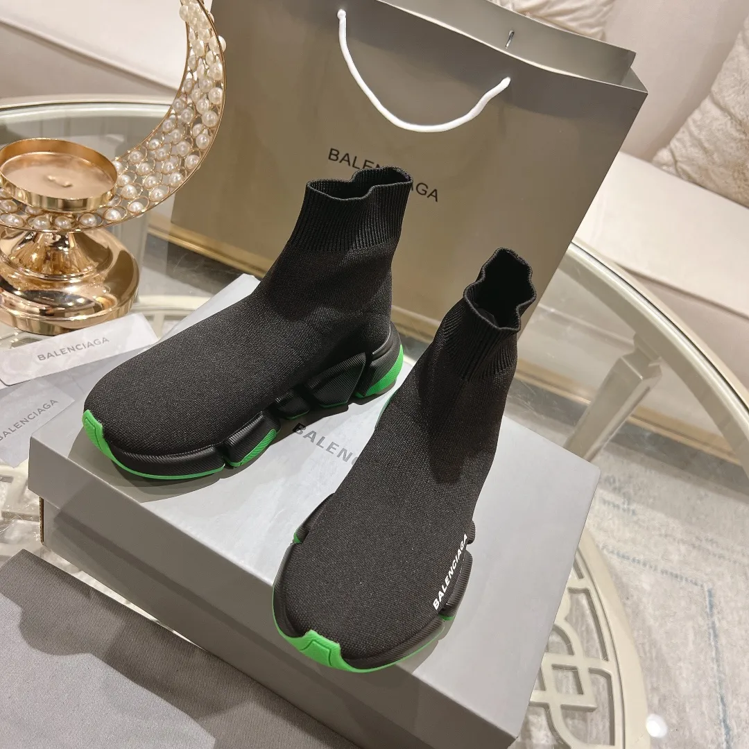👟👟Ex-factory price 520👟👟 【Balencia**】The latest ✅SPEED2.0 multi-compression molded combination outsole from Paris* ✅ ⚠️Balencia’s top couple socks and shoes❗️ 🌟Original purchase and development! The top version on the market, with upgraded quality, every detail including packaging is compared to ZP! Newly upgraded TPU vacuum molded combination outsole! More comfortable and easy to wear! 3D knitted fabric is breathable and does not deform! The logo is the same as the original one, please distinguish it from the market currency! ⚠️Balenciaga’s latest packaging! 🔸Couple size SIZE: 35-42 (can be customized from 41)